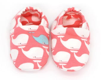 babies&minis "pink whales" - cute baby shoes made of fabric with whale pattern in pink - crawling shoes for babies
