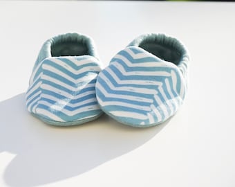 babies&minis "brave heart" - cute baby shoes made of cotton jersey with Zic-Zac pattern in mint - crawling shoes for babies