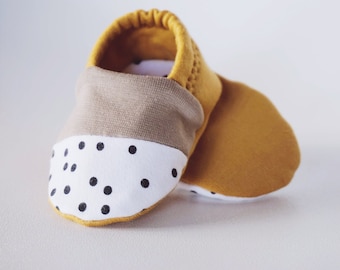 babies&minis "cinnamon and dots" - cute baby shoes made of cotton jersey - crawling shoes for babies