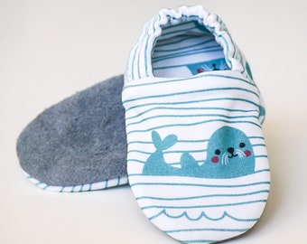 babies&minis "baby seals" - cute baby shoes made of organic cotton jersey by lillestoff - crawling shoes for babies