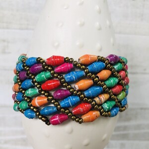 Bracciale grande colorato / Boho Chic con perline / Multi colore luminoso / Bel regalo / Perline di carta del commercio equo e solidale / Realizzato in Africa / Impresa sociale
