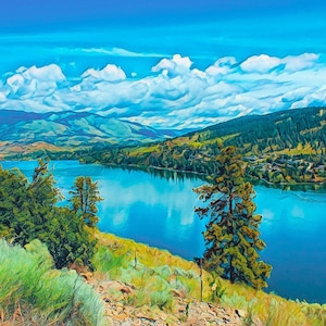 Puede incluir: Una pintura de paisaje que representa un lago azul rodeado de colinas y &aacute;rboles verdes. El cielo es azul brillante con nubes blancas.