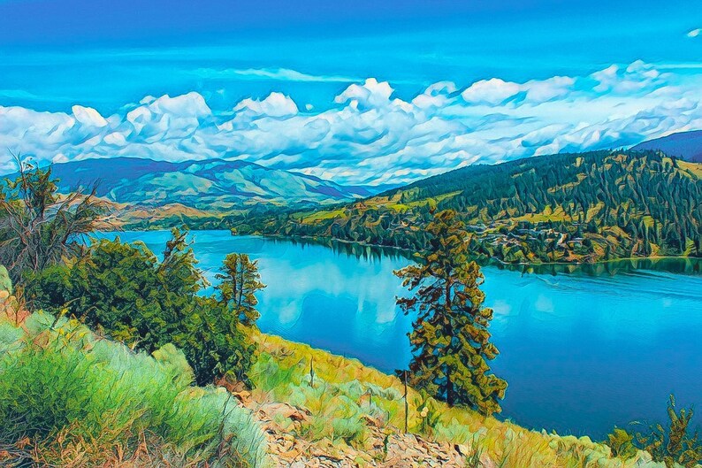 Puede incluir: Una pintura de paisaje que representa un lago azul rodeado de colinas y &aacute;rboles verdes. El cielo es azul brillante con nubes blancas.