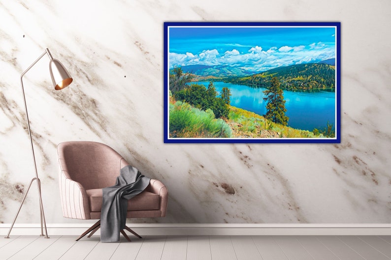 Puede incluir: Una pintura de paisaje enmarcada que representa un lago rodeado de monta&ntilde;as y &aacute;rboles. El cielo es azul con nubes blancas. El lago es de un color azul brillante.