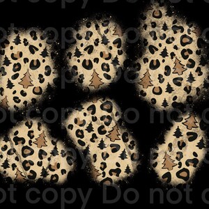 Puede incluir: Un patrón sin costuras que presenta un fondo negro con un diseño de estampado de leopardo en marrón y beige. El patrón se superpone con un efecto de pintura en aerosol y pequeños árboles de Navidad en marrón y beige.