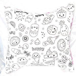 Könnte beinhalten: Ein weißer Kissenbezug mit einem schwarz-weißen Design aus verschiedenen Lebensmitteln, darunter Eiscreme, Donuts, Obst und Cupcakes. Der Text "sweet", "why", "happy", "hello" und "summer" ist im Design enthalten.