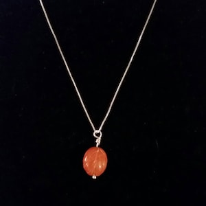 Fesselnde geschnitzten Karneol Mini Anhänger Sterling Silber mit Sterling Silberkette