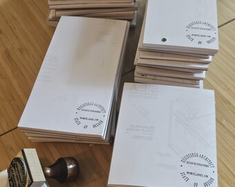 Può includere: Una pila di carta bianca con un timbro nero che recita "Registered Architect Evan & Stravers Portland, OR State of Oregon".