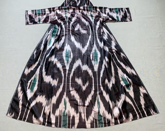 Antiker Usbekischer Ikat Chapan: Seidenraupe Seidenkaftan, Bestickte Robe