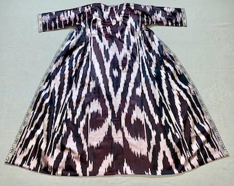 Antiker Usbekischer Ikat Chapan: Seidenraupe Seidenkaftan, Bestickte Robe