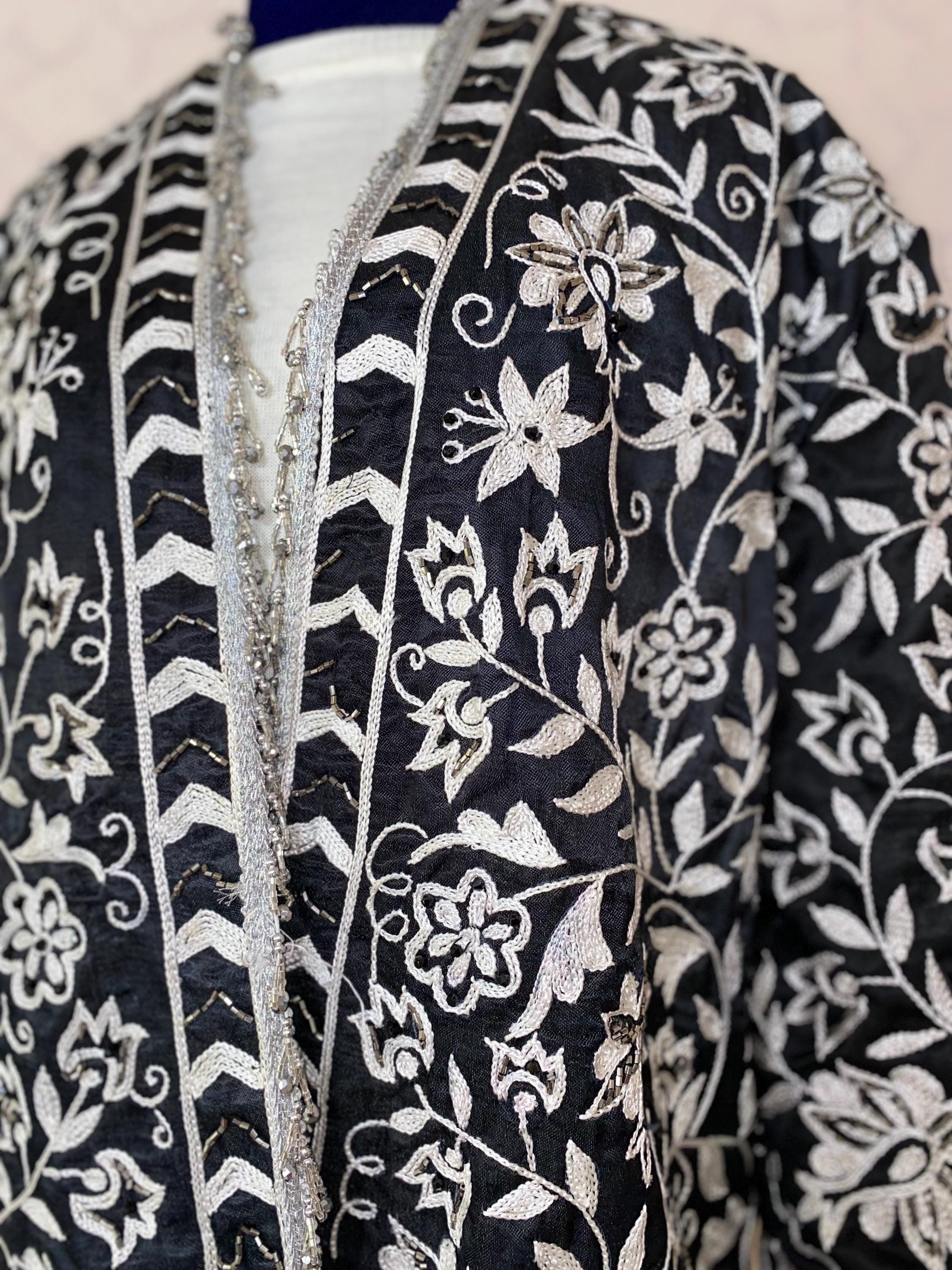 刺繍入りシルクのスザニ・チャパンローブ：ヴィンテージの