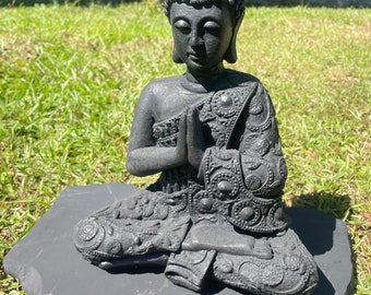 Naturlig shungit Buddha-staty med friformad bas