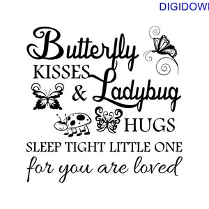 Op de afbeelding: Zwart-wit grafisch ontwerp met de tekst "Butterfly Kisses & Ladybug Hugs Sleep Tight Little One For You Are Loved".