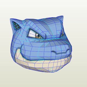 Puede incluir: Modelo 3D de la cabeza de un personaje de dibujos animados azul, con una estructura poligonal detallada. El personaje tiene una expresión severa con ojos visibles y una amplia sonrisa. El modelo está renderizado en color azul claro.