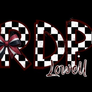 Könnte beinhalten: Schwarzer Hintergrund mit den Buchstaben "RDP" in Schachbrettmuster, rot umrandet. Eine Schleife mit roten, weißen und blauen Streifen befindet sich links. Das Wort "Lowell" ist darunter in Kursivschrift geschrieben.