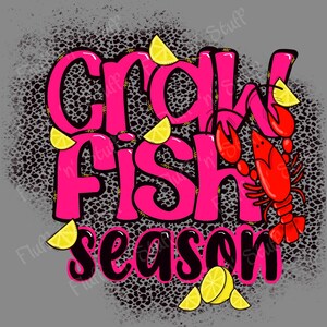Puede incluir: Diseño gráfico con las palabras "Crawfish Season" en rosa brillante, delineadas en negro. Un cangrejo rojo y rodajas de limón amarillas están incluidas en el diseño, sobre un fondo gris con estampado de leopardo.