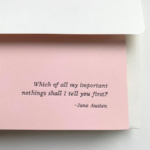 Könnte beinhalten: Rosa Karte mit dem Zitat "Which of all my important nothings shall I tell you first?" von Jane Austen, in einem weißen Umschlag. Der Text ist schwarz und mittig auf der Karte platziert.