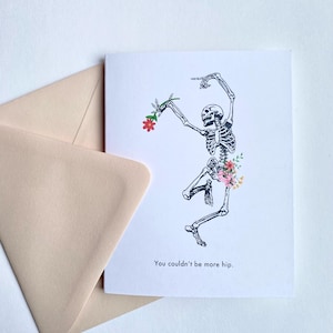 Puede incluir: Una tarjeta de felicitaci&oacute;n con un esqueleto bailando con flores. El texto de la tarjeta dice "You couldn't be more hip."