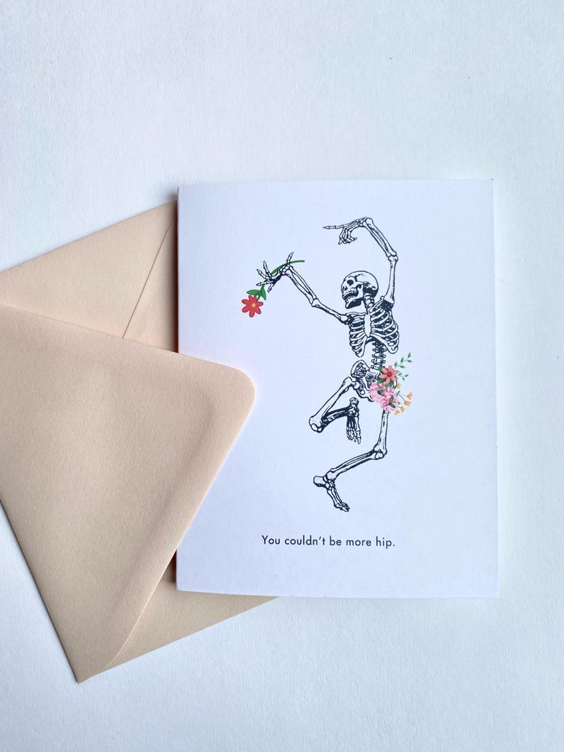 Puede incluir: Una tarjeta de felicitaci&oacute;n con un esqueleto bailando con flores. El texto de la tarjeta dice "You couldn't be more hip."