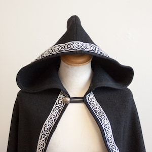 Umhang aus 100% schwarzer Wolle mit bestickter Borte -- Made to order