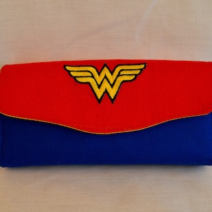 Clutch Wallet - DC Universe - Wonder Woman - Fait à la main - Portefeuille brodé