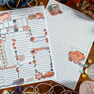 Puede incluir: Dos hojas de personaje imprimibles para juegos de rol. Las hojas presentan ilustraciones dibujadas a mano de fresas, galletas y otros elementos caprichosos. Las hojas están decoradas con botones e hilo.