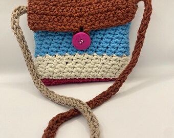 Sac à bandoulière bohème fait main avec plusieurs poches au crochet avec bouton rose vif