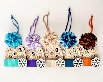 Adorno de madera con forma de gorro de invierno - Adorno navideño personalizado