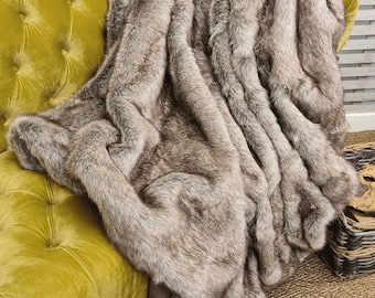 Groundhog Faux Fur Throw | Chestnut Brown Blanket, Ivory Faux-Suede Lining