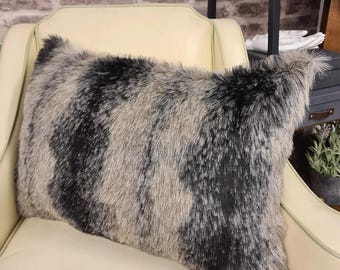 Black Wolf Kunstpelz Kissenbezug | Gestreiftes Akzent-Kissen