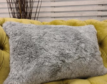 Hellgrauer rechteckiger Kissenbezug aus Kunstpelz