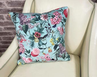 Kuddfodral i sammet med akvamarinfärgade vildblommor | Prydnadskuddar med lugn design