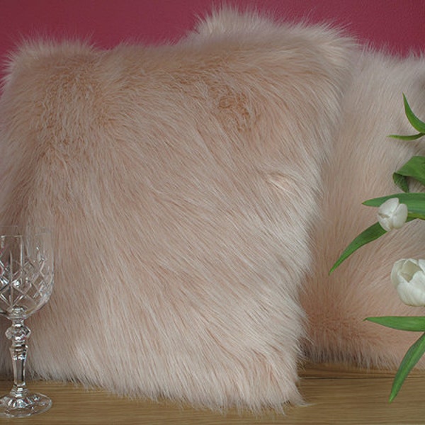 Housses de coussin luxueuses en fausse fourrure rose Candyfloss, coussins, taies d'oreiller au choix en 2 tailles. Lancers assortis disponibles.