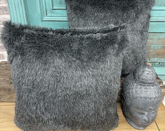 Dunkelgrauer Kunstpelz Kissenbezug, Graue Kissenbezüge, Dachs Design
