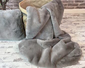 Fennco Styles Überwurfdecke – Wendbar, Zopfmuster & Kunstfell, 127x152 Cm, Taupe, Maschinenwaschbar