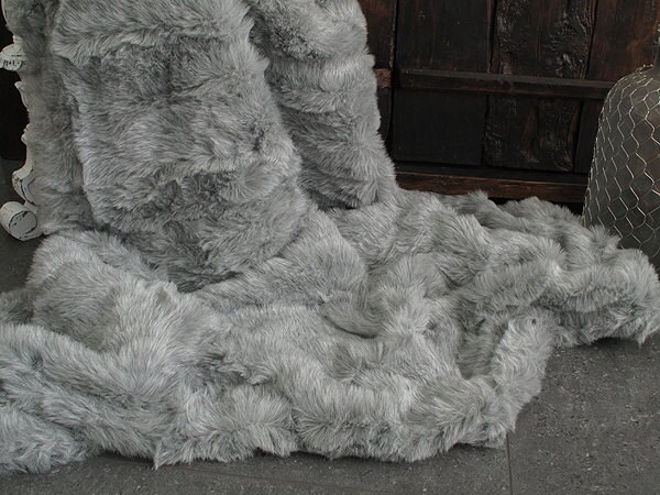 Faux Fur Throw Blanket Sofa Bed Grey 160 X 200 cm Fluffy and Warm Fleece Blankets for Bedroom 