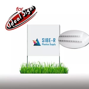 K&ouml;nnte beinhalten: Wei&szlig;es, wellpappartiges Schild aus Kunststoff mit einem Logo f&uuml;r "SIBE-R Plastics Supply" und einem bunten Dreiecksdesign. Das Schild ist auf einem Metallpfahl befestigt und befindet sich in einem grasbewachsenen Bereich.