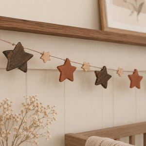 Massiv trästjärna och blomstergirlanger i bondgård, rumsdekoration, sparklaff, neutral barnkammardekoration, heminredning, julhängande dekoration