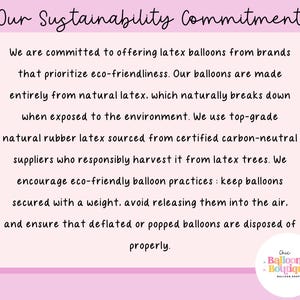 K&ouml;nnte beinhalten: Eine rosa-wei&szlig;e Grafik mit dem Text "Our Sustainability Commitment" und einer Beschreibung des Engagements des Unternehmens f&uuml;r die Verwendung von umweltfreundlichen Latexballons. Der Text lautet: "Wir verpflichten uns, Latexballons von Marken anzubieten, die Umweltfreundlichkeit priorisieren. Unsere Ballons werden vollst&auml;ndig aus Naturkautschuk hergestellt, der sich in der Umwelt auf nat&uuml;rliche Weise zersetzt. Wir verwenden hochwertigen Naturkautschuklatex aus zertifizierten CO2-neutralen Quellen, der verantwortungsvoll von Kautschukb&auml;umen geerntet wird. Wir f&ouml;rdern umweltfreundliche Ballonpraktiken: Ballons mit einem Gewicht sichern, das Freisetzen in die Luft vermeiden und sicherstellen, dass entleerte oder geplatzte Ballons ordnungsgem&auml;&szlig; entsorgt werden."