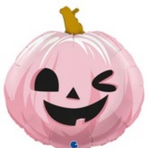 Op de afbeelding: Een roze pompoenballon met een knipperend gezicht en een zwarte glimlach. De ballon is versierd met witte lijnen.
