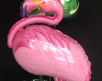 Könnte beinhalten: Ein rosa Flamingoballon mit langem Hals und einem detaillierten Federdesign. Der Ballon ist teilweise aufgeblasen und hat eine glänzende Oberfläche.