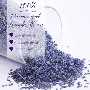 Op de afbeelding: Een close-up van gedroogde lavendelbloemen die uit een glazen container vallen. De tekst op de afbeelding luidt "100% Pure & Natural Premium grade Lavender flowers." De tekst benadrukt ook dat de bloemen "zeer geurig", "natuurlijk gedroogd" en "zonder toevoegingen" zijn.