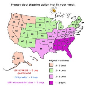 Op de afbeelding: Een kaart van de VS met kleurgecodeerde staten die de reguliere posttijden aangeven. De kaart bevat de tekst "Please select shipping option that fits your needs" en "Sweet B". De verzendtijden vari&euml;ren van 1-5 dagen, afhankelijk van de service.