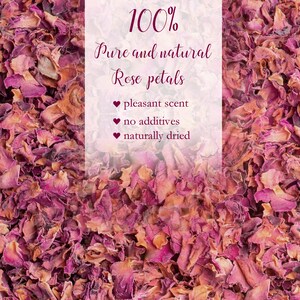 Op de afbeelding: Een close-up van gedroogde rozenblaadjes in roze en bruine tinten. De afbeelding bevat de tekst "100% Pure and natural Rose petals" met extra tekst die een aangename geur, geen toevoegingen en natuurlijk gedroogd benadrukt.