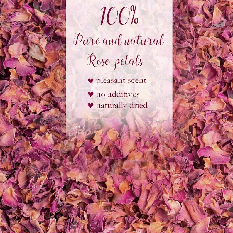Op de afbeelding: Een close-up van gedroogde rozenblaadjes in roze en bruine tinten. De afbeelding bevat de tekst "100% Pure and natural Rose petals" met extra tekst die een aangename geur, geen toevoegingen en natuurlijk gedroogd benadrukt.