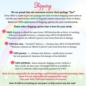 Op de afbeelding: Afbeelding met het woord "Shipping" in een cursief lettertype. Tekst geeft verzendopties weer, waaronder gratis, USPS first class, USPS priority en USPS Express. De tekst vermeldt ook verzekering en levertijden.