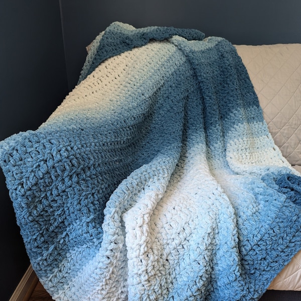 Cobertor artesanal com ombré azul-petróleo profundo, manta grande para adultos, chenille aconchegante e volumoso, tricô ombré de crochê felpudo, fio Bernat Perfect Phasesing, presente