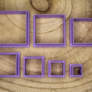 Peut inclure: Ensemble de sept emporte-pièces carrés en plastique violet de différentes tailles.