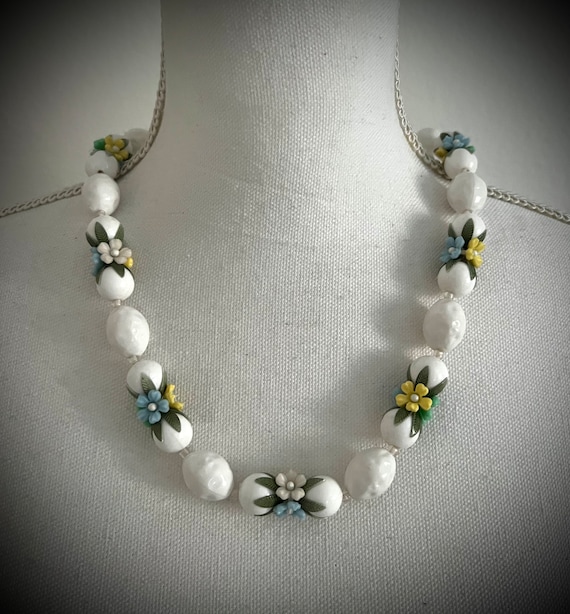 Mid Century Molded Plastic Flowers Necklace