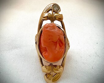 Anillo de cóctel victoriano con camafeo de coral tallado y diamantes de 14 k, talla 3,75